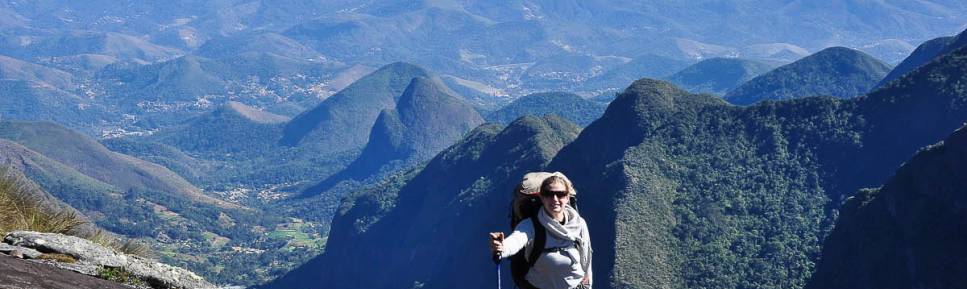 No início da caminhada no 2o dia da travessia, admirando as montanhas do Parque Nacional da Serra dos Órgãos, no Rio de Janeiro